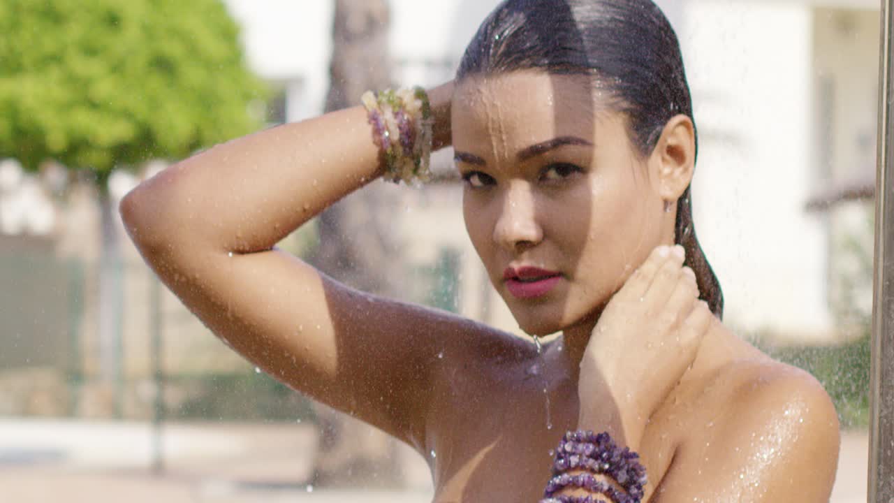 impresionante belleza se baña en la ducha al aire libre