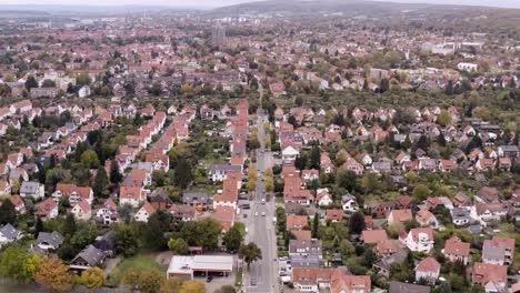 Drone-Dando-Vueltas-Sobre-Edificios-Típicos-Alemanes-En-Una-Pequeña-Ciudad-En-Otoño