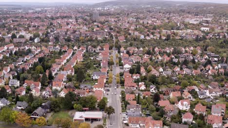 drone dando vueltas sobre edificios típicos alemanes en una pequeña ciudad en otoño