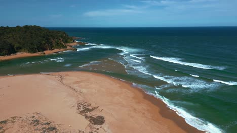 Hermosa-Playa-De-Arena-Junto-Al-Mar-Bahía-Costa-Del-Mar-En-Nueva-Gales-Del-Sur,-Queensland-Y-Victoria,-Australia