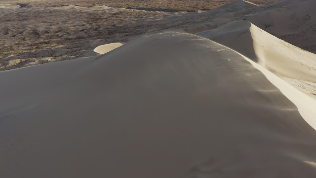 viento que sopla sobre las crestas de las dunas gigantes de kelso al amanecer, reserva nacional de mojave
