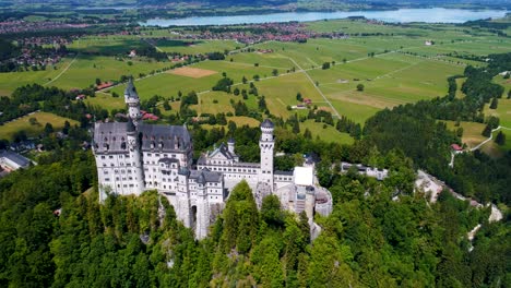 Schloss-Neuschwanstein-Bayerische-Alpen-Deutschland