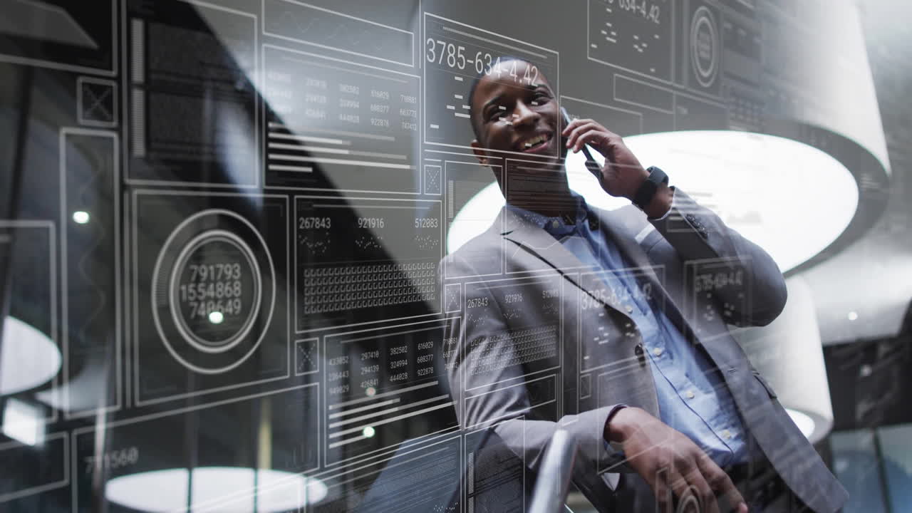 hablando en un teléfono inteligente, profesional de negocios con animación de procesamiento de datos en la oficina