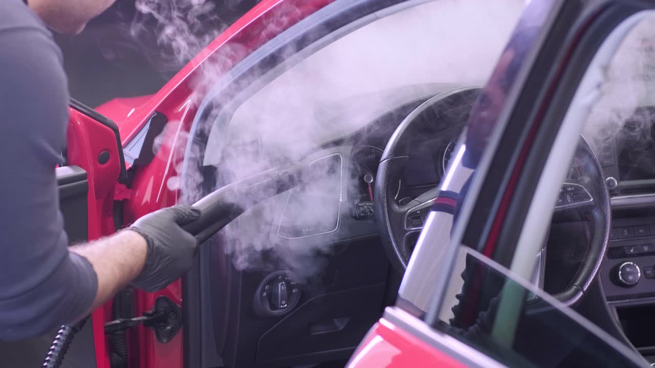 limpieza profesional de automóviles. lavado de sars. detalles interiores. limpieza en seco y detalles del interior de un automóvil. limpeza profunda de asientos. limpeza de espuma en el lavado de automóviles; limpieza del panel del automóvil del polvo. una aspiradora