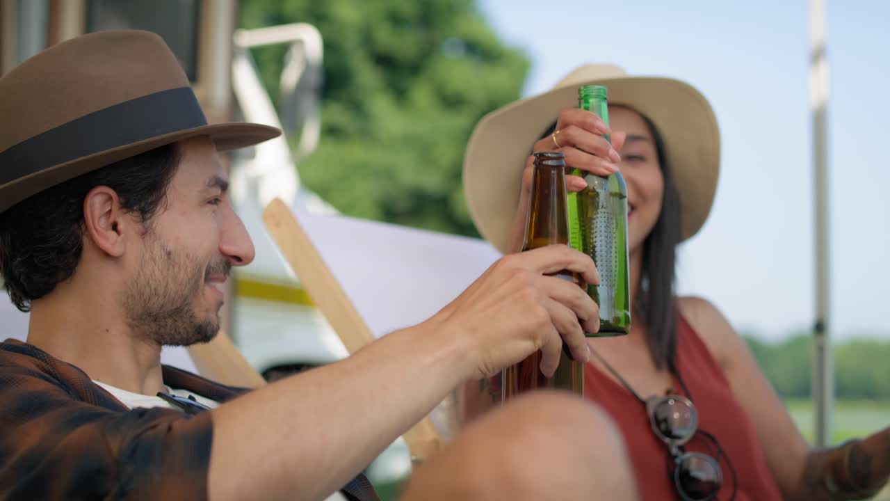 amigos jóvenes pasando tiempo en el lado del campamento.