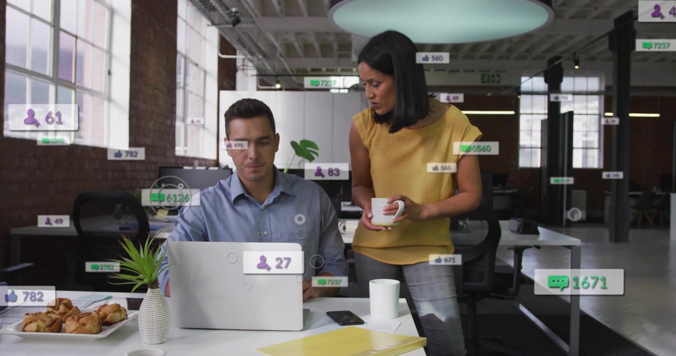 Equipe trabalhando em laptops, um com caneca, exibindo distintivos numéricos ao redor das pessoas mostrando métricas de negócios.