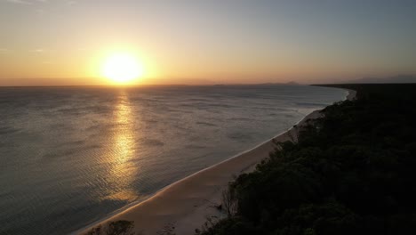 Imagen-Aérea-Panorámica-De-Playas-Y-Bosques,-Luz-Del-Sol,-Ilha-Do-Mel,-Paraná,-Brasil.