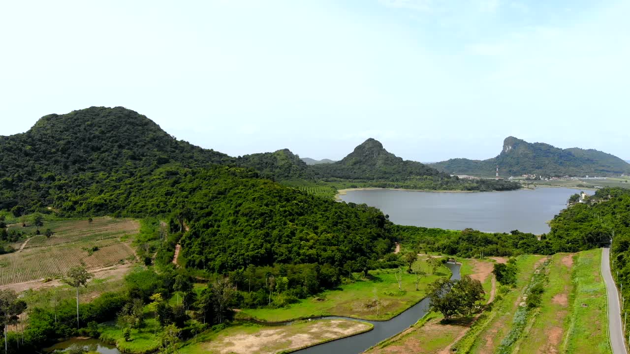 vista aérea tomada por un avión no tripulado paisaje pintoresco de la naturaleza montaña y bosque lugar en tailandia