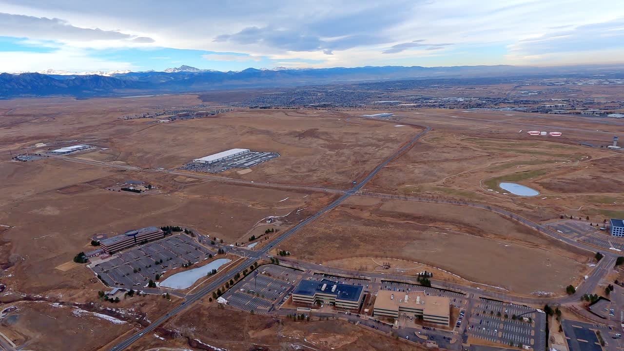 vista del aeropuerto metropolitano de las montañas rocosas desde un avión que volaba el tramo a favor del viento con un pico largo en la distancia