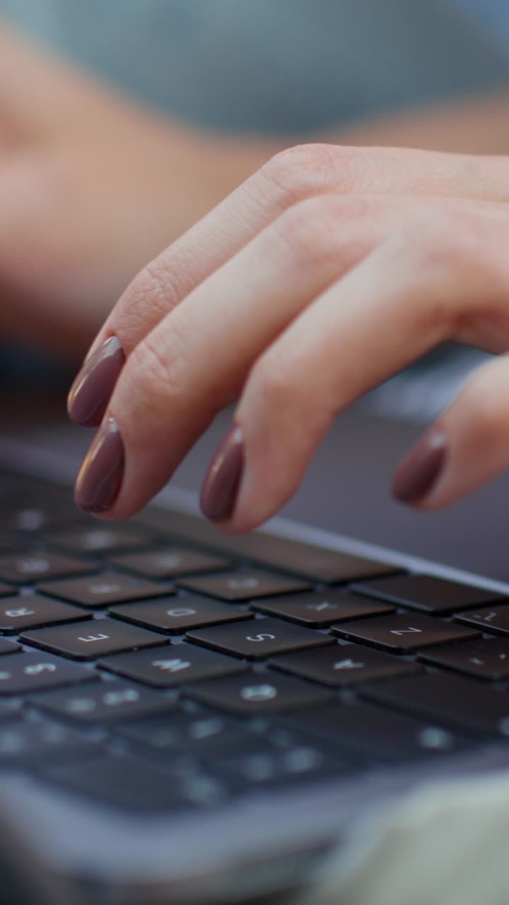 mujer escribiendo en una computadora portátil
