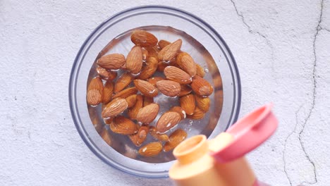 primer plano de la nuez de almendra aislada en blanco