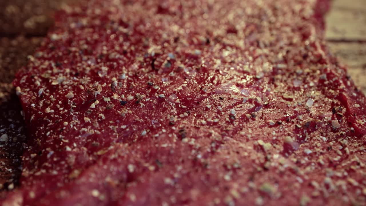 смешанный перец и специи на стейке из сырого мяса