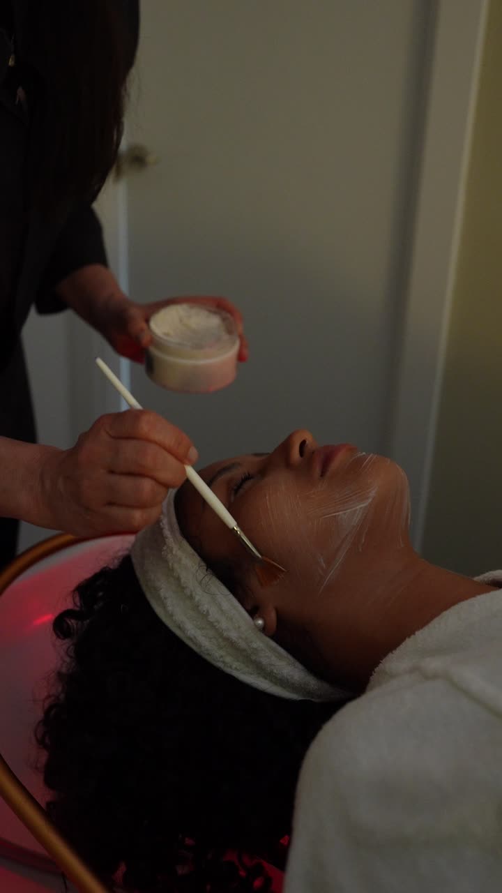 Donna che riceve un trattamento facciale in una spa