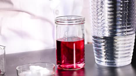 un científico lleva a cabo una reacción química usando hielo seco y líquido rojo, creando humo humeante en un entorno de laboratorio