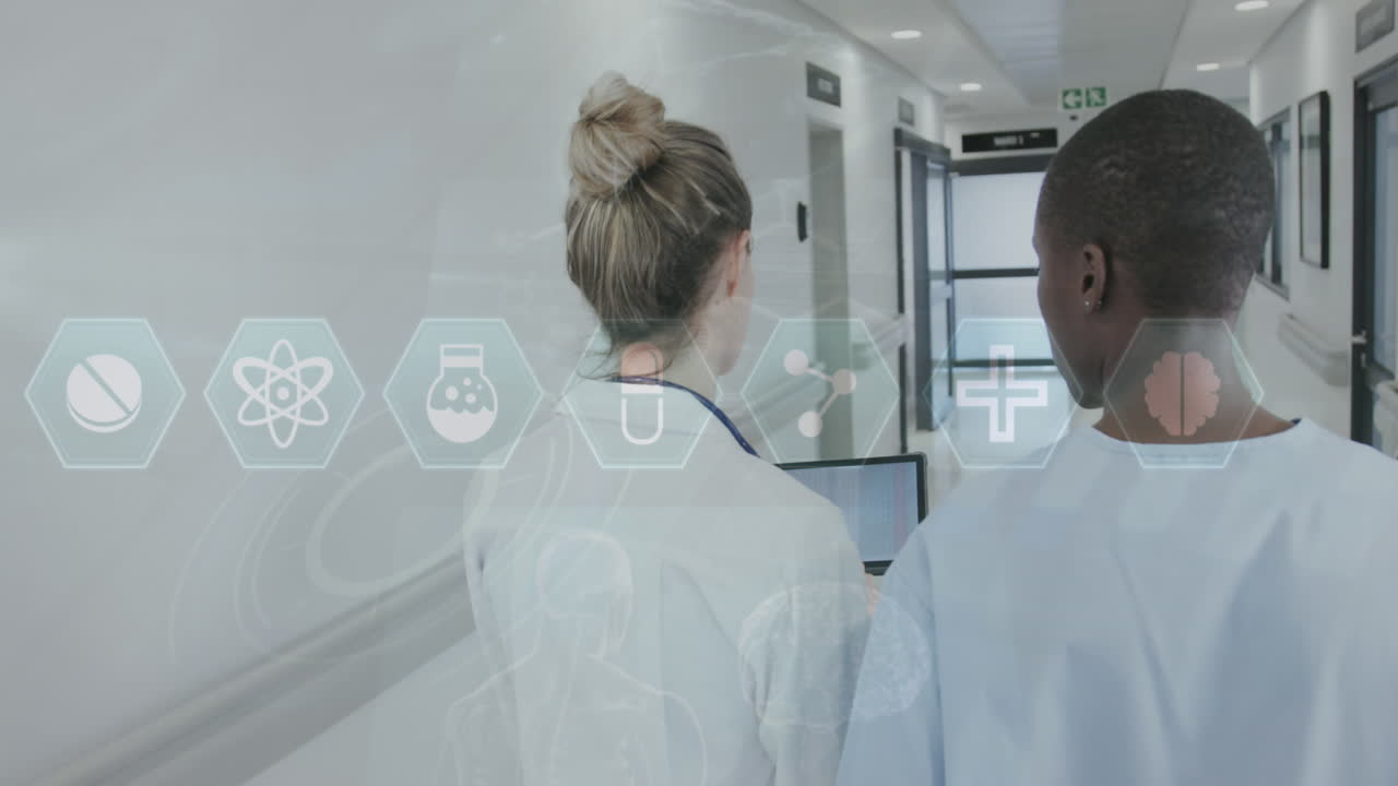 Animación de iconos médicos sobre una paciente y una doctora diversas usando una tableta.