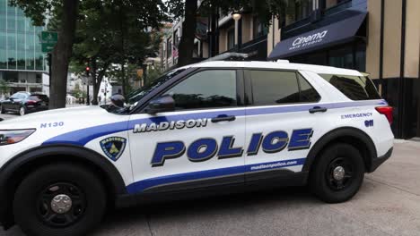 Coche-De-Policía-De-Madison,-Wisconsin-Con-Video-Cardán-Avanzando