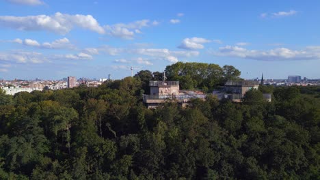 Tolle-Luftaufnahme-Von-Oben,-Flakturm-Humboldthain-Bunker-2.-Weltkrieg,-Berlin-Mitte-Sommer-2023