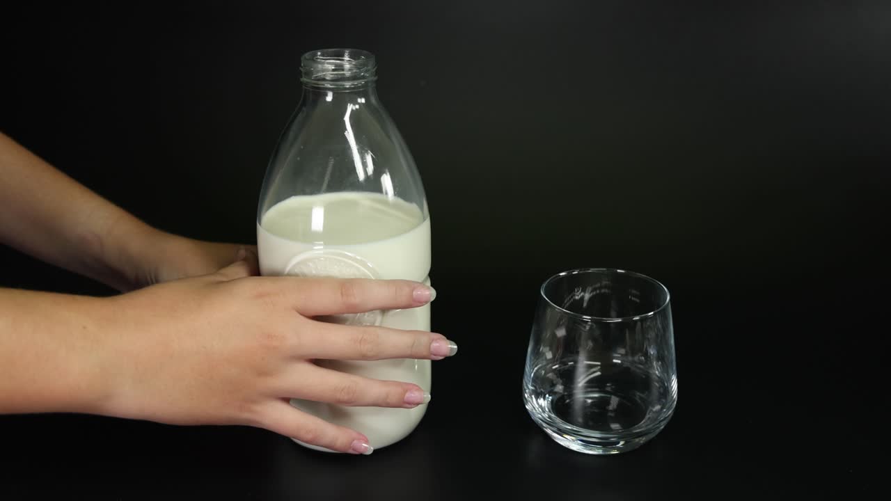 secuencia de vertido de leche de la botella al vaso