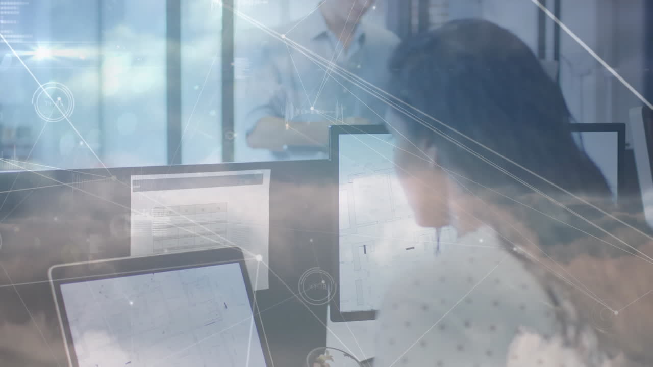 animación de una red de conexiones sobre una mujer de negocios sonriente que usa computadoras en la oficina
