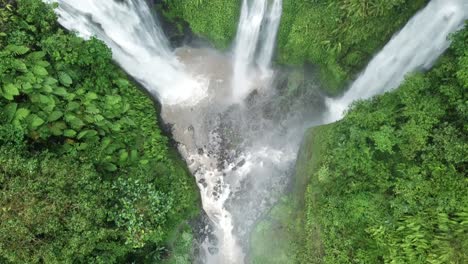 hermosas imágenes aéreas de la cascada en el norte de bali