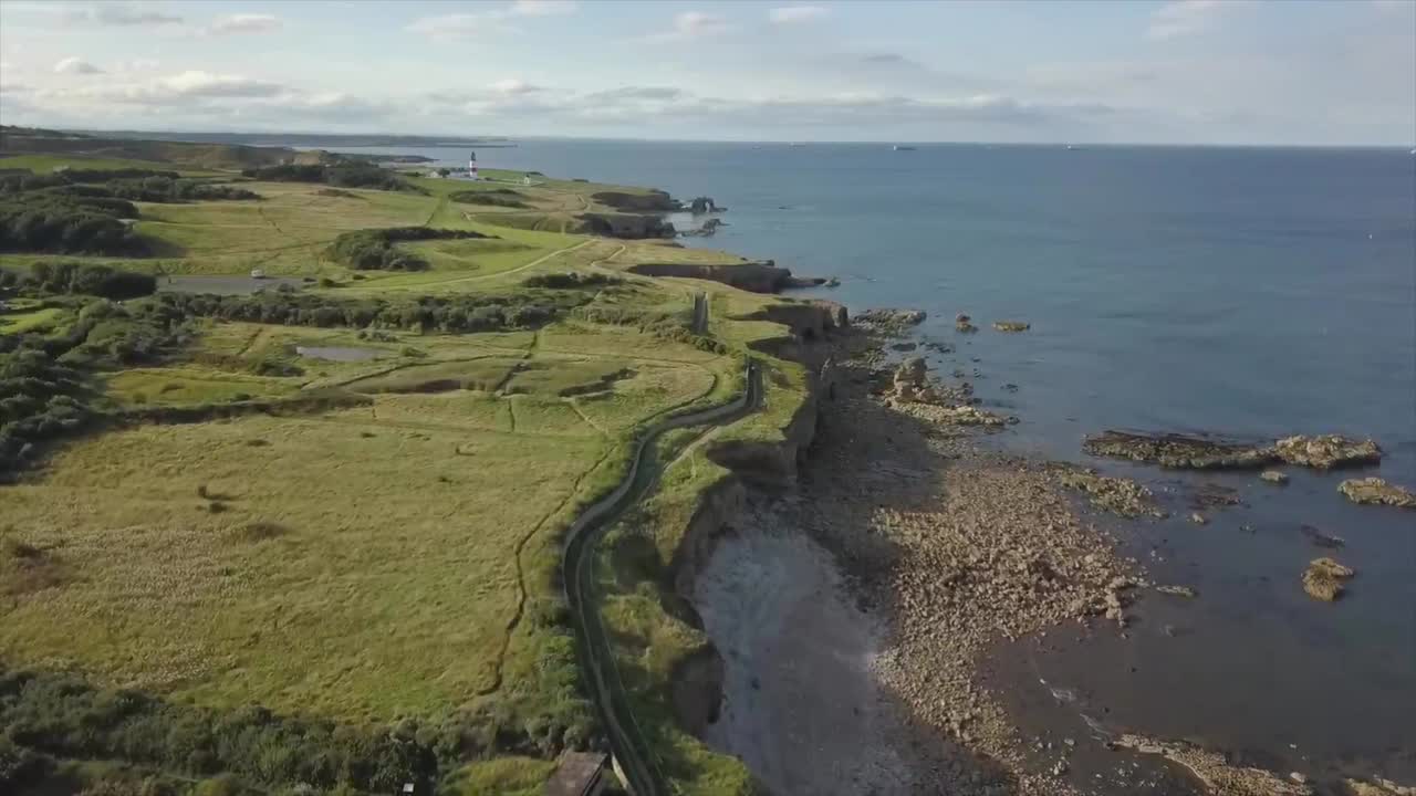la playa de whitburn sunderland vista de drones de los acantilados