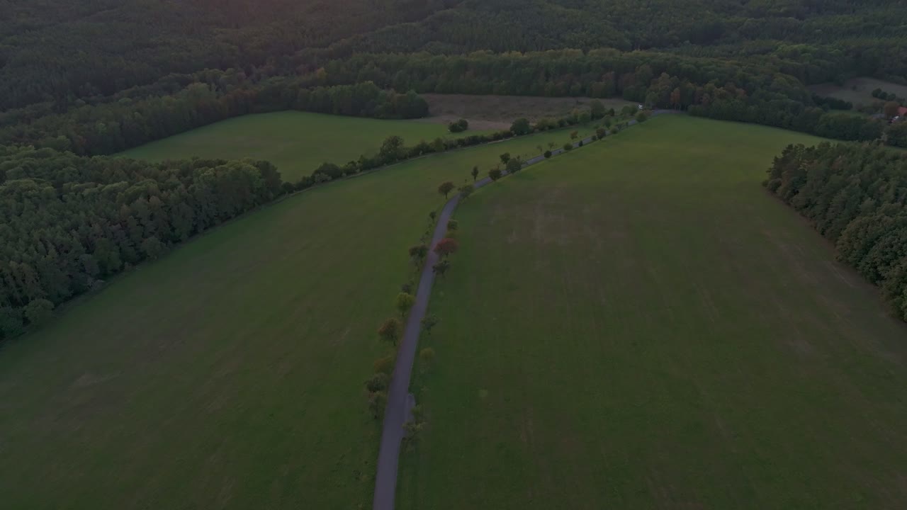 Ripresa drone del Castello di Buchlov che risplende negli ultimi raggi di luce del giorno.