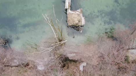 Filmaufnahmen-Von-Oben-Nach-Unten-Einer-Kaputten-Wasserflugzeugbrücke-In-Italien,-Fluss-Ticino