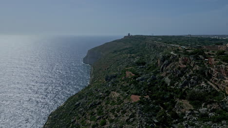 Luftaufnahme-Einer-Vorwärtsgerichteten-Drohne-Entlang-Der-Dingli-Klippe-Zur-Kapelle-An-Einem-Sonnigen-Tag