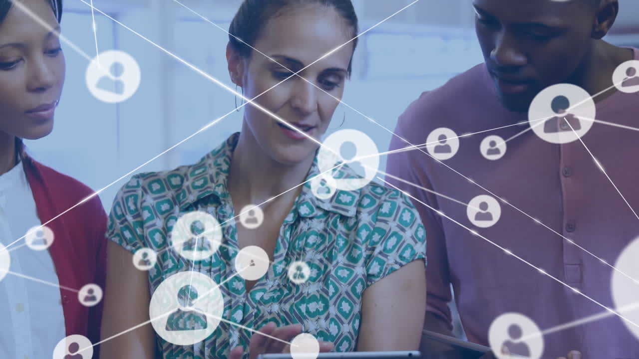 animación de la red de iconos de perfil contra diversos colegas discutiendo en una tableta en la oficina