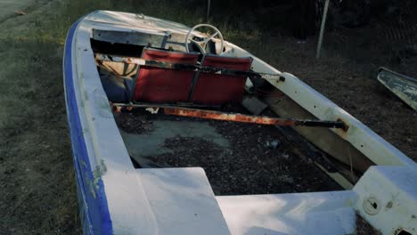 un barco abandonado con sólo dos asientos y el volante