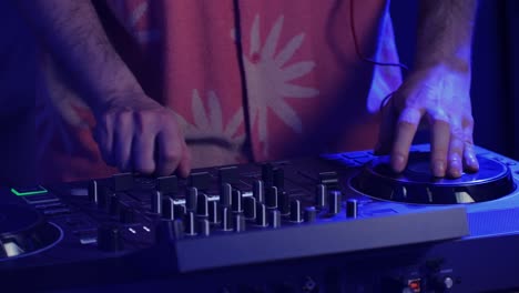 dj tocando música en un club nocturno