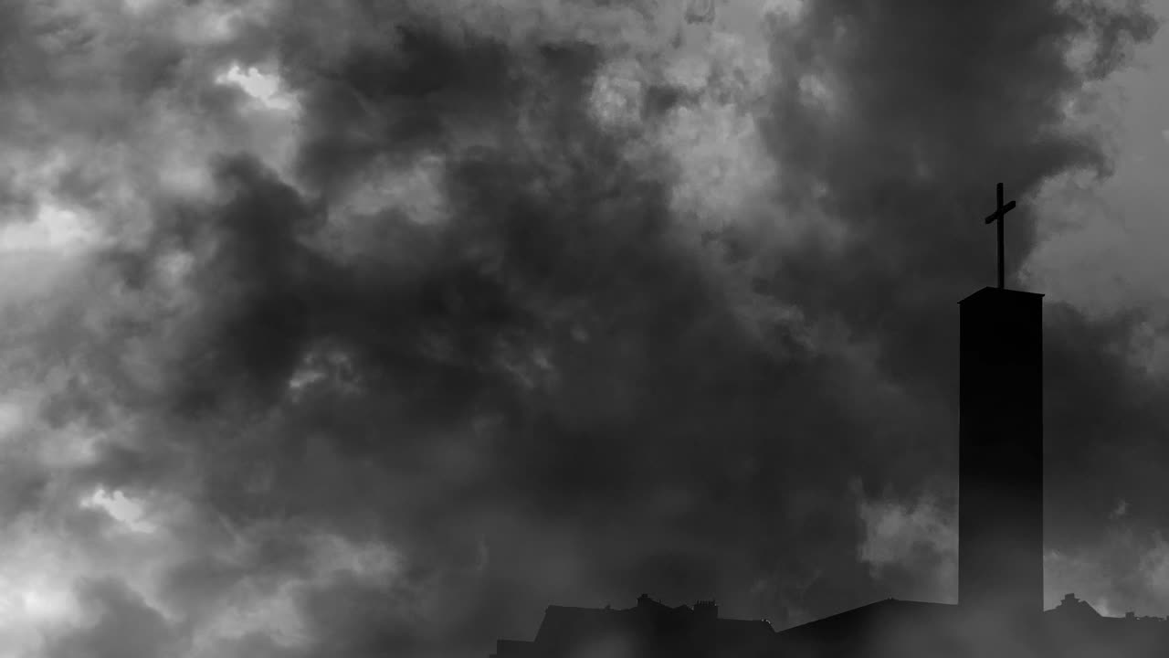 하늘에 회색 구름과 전면에 교회 건물이 있는 천둥 폭풍