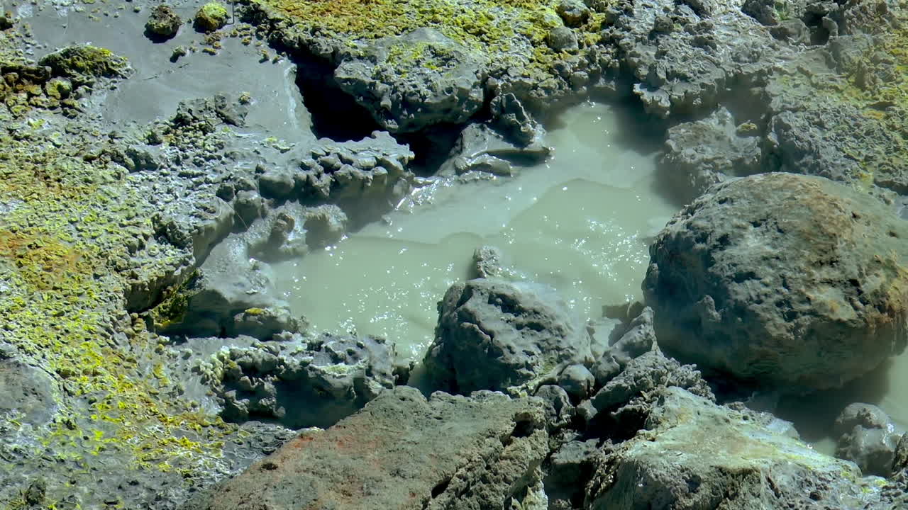 imágenes en cámara lenta de manantiales termales, fumarolas humeantes y ollas de barro hirviendo en el área geotérmica de seltun en islandia
