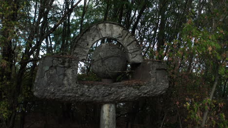 paisaje aterrador de un monumento en descomposición cerca del una vez famoso café pripyat
