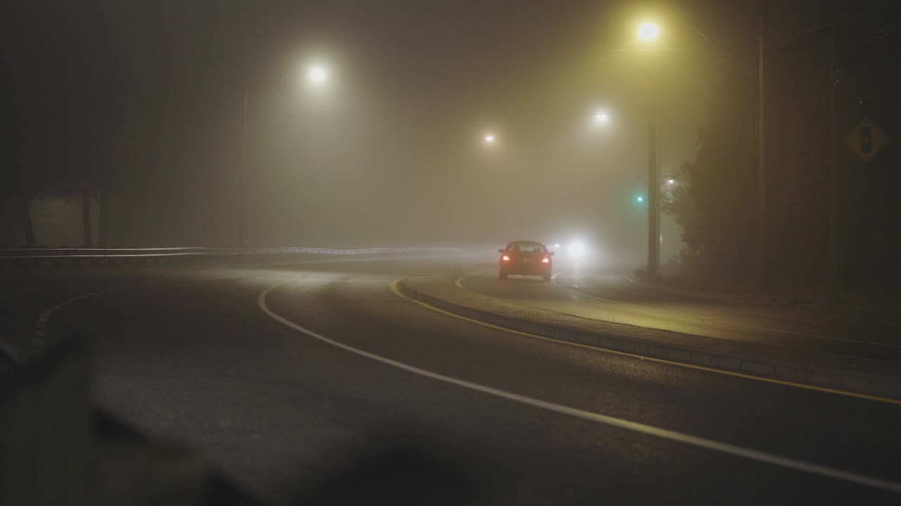 안개 낀 고속도로에서 밤에 자동차 헤드라이트 - 와이드
