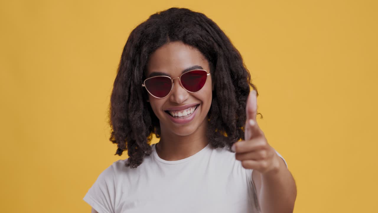 mujer feliz señalando