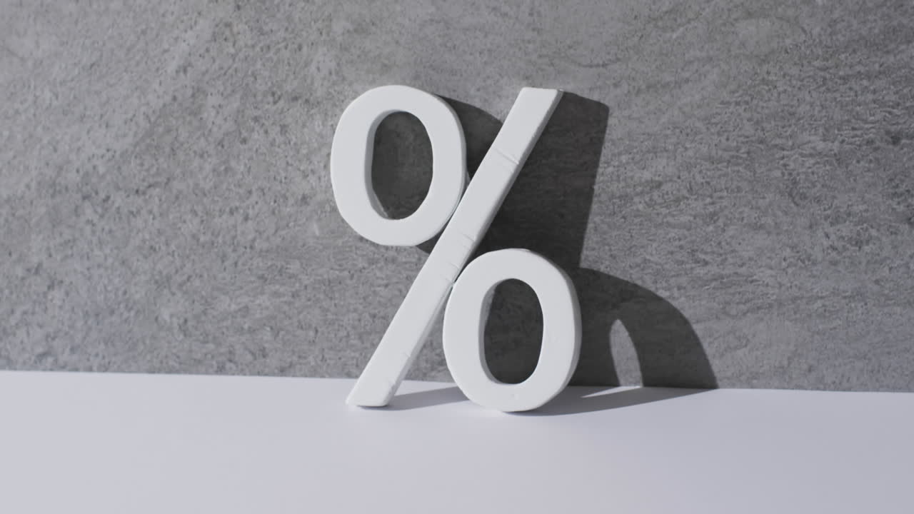 video de signo de porcentaje blanco con espacio de copia contra un fondo de piedra gris