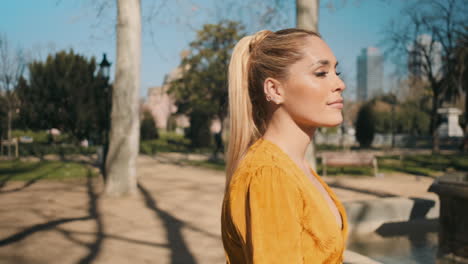 Mujer-Joven-Con-Estilo-Caminando-Al-Aire-Libre.