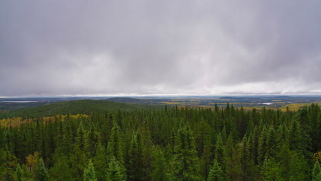 Timelapse-En-La-Nube-En-La-Cima-De-Una-Montaña