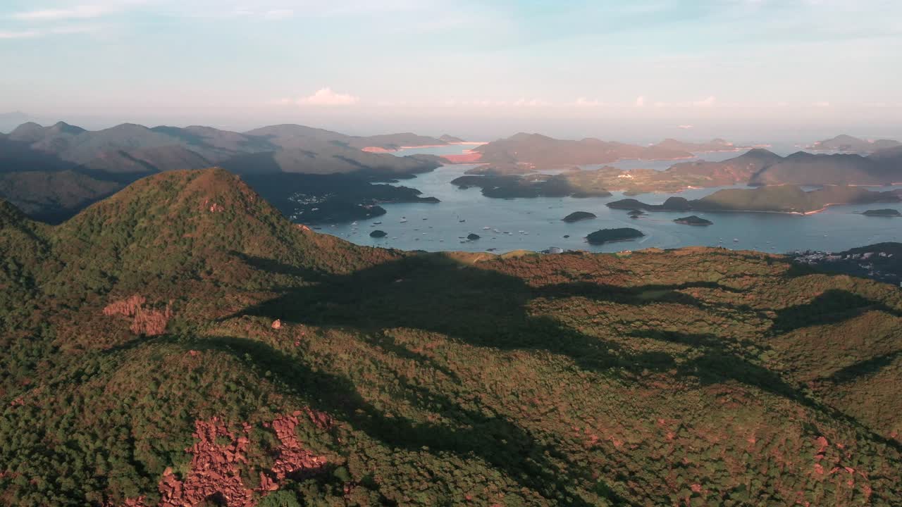 많은 선박이 있는 해안 마을, 샨산에 있는 엄마의 극적인 공개