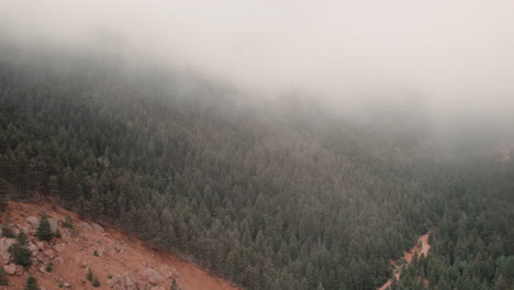 Panorámica-Lenta-Que-Revela-El-Escarpado-Cañón-Cheyenne,-Colorado,-Cubierto-De-Niebla.