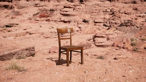 vieja silla de madera en las rocas del gran cañón