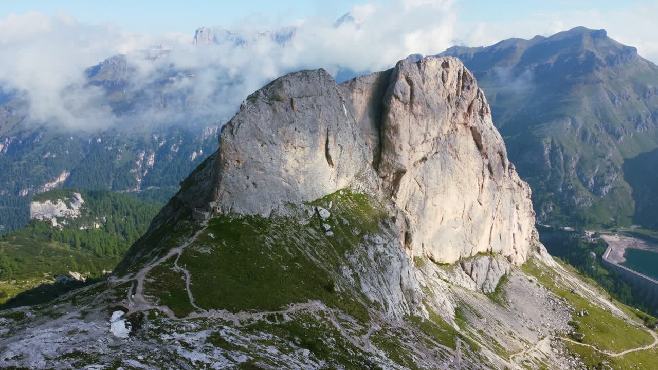 bella panorámica aérea de la montaña marmolada en los dolomitas italianos durante el verano