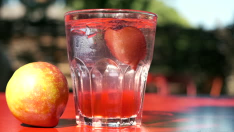 Rühren-Fruchtig-Frisch-Prickelndes-Getränk-Getränk-Auf-Sonnigen-Gartentisch