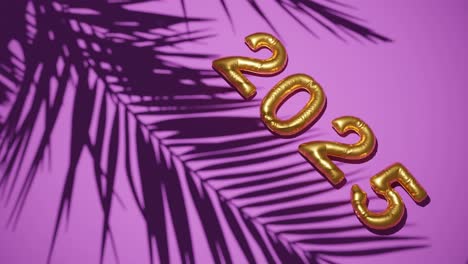 Saludo-Feliz-Año-Nuevo-2025-Con-Fondo-Rosa-Y-Suave-Brisa-De-Palmera,-Concepto-De-Vacaciones-Tropicales