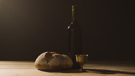 Religiöses-Konzept-Mit-Kelchbrot-Und-Wein-Auf-Holzaltar-Mit-Lichtbecken-2