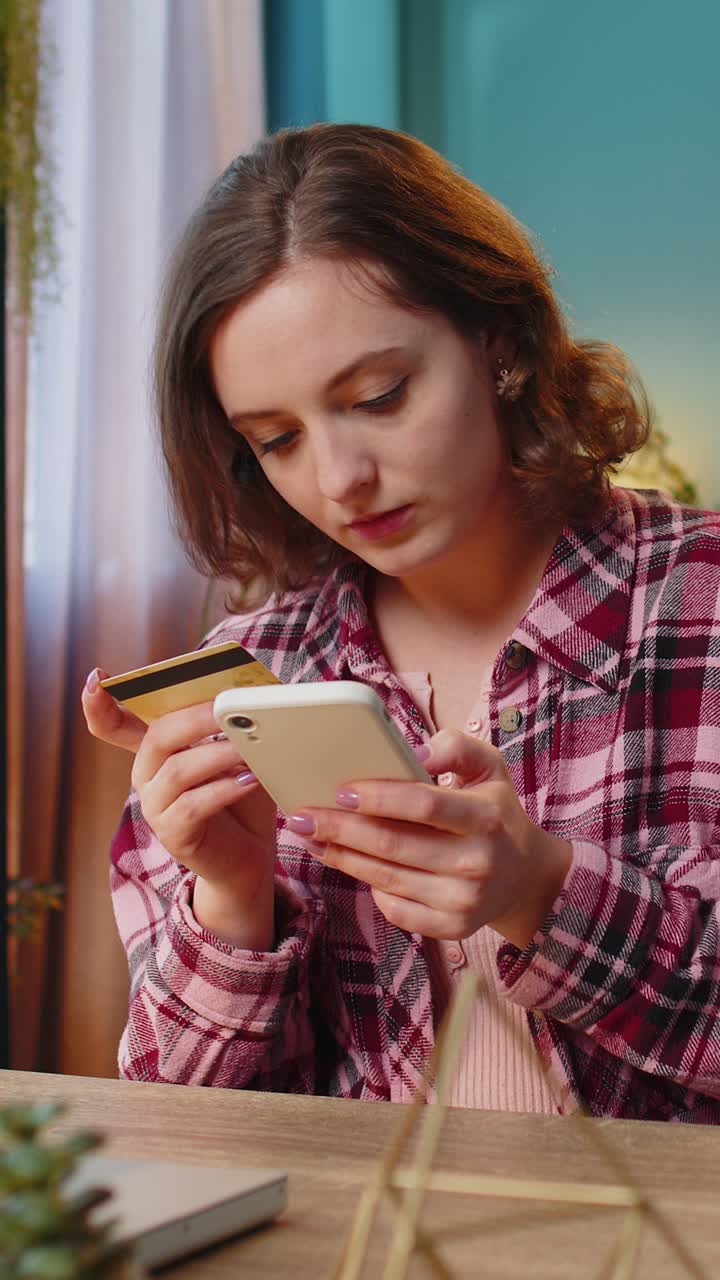 mujer que utiliza tarjeta de crédito bancaria y teléfono inteligente para transacciones de pagos de compras en línea en la oficina de su hogar