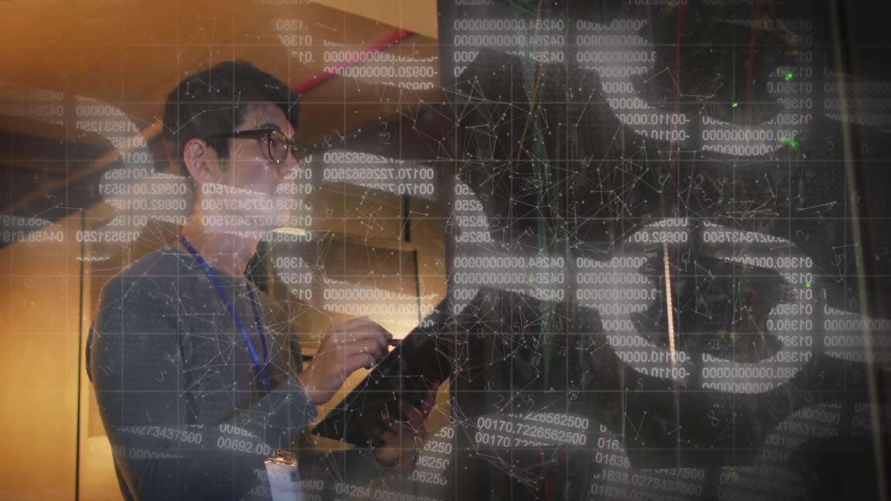 태블릿 컴퓨터 서버로 아시아 남성 it 엔지니어에 대한 온라인 체인의 애니메이션