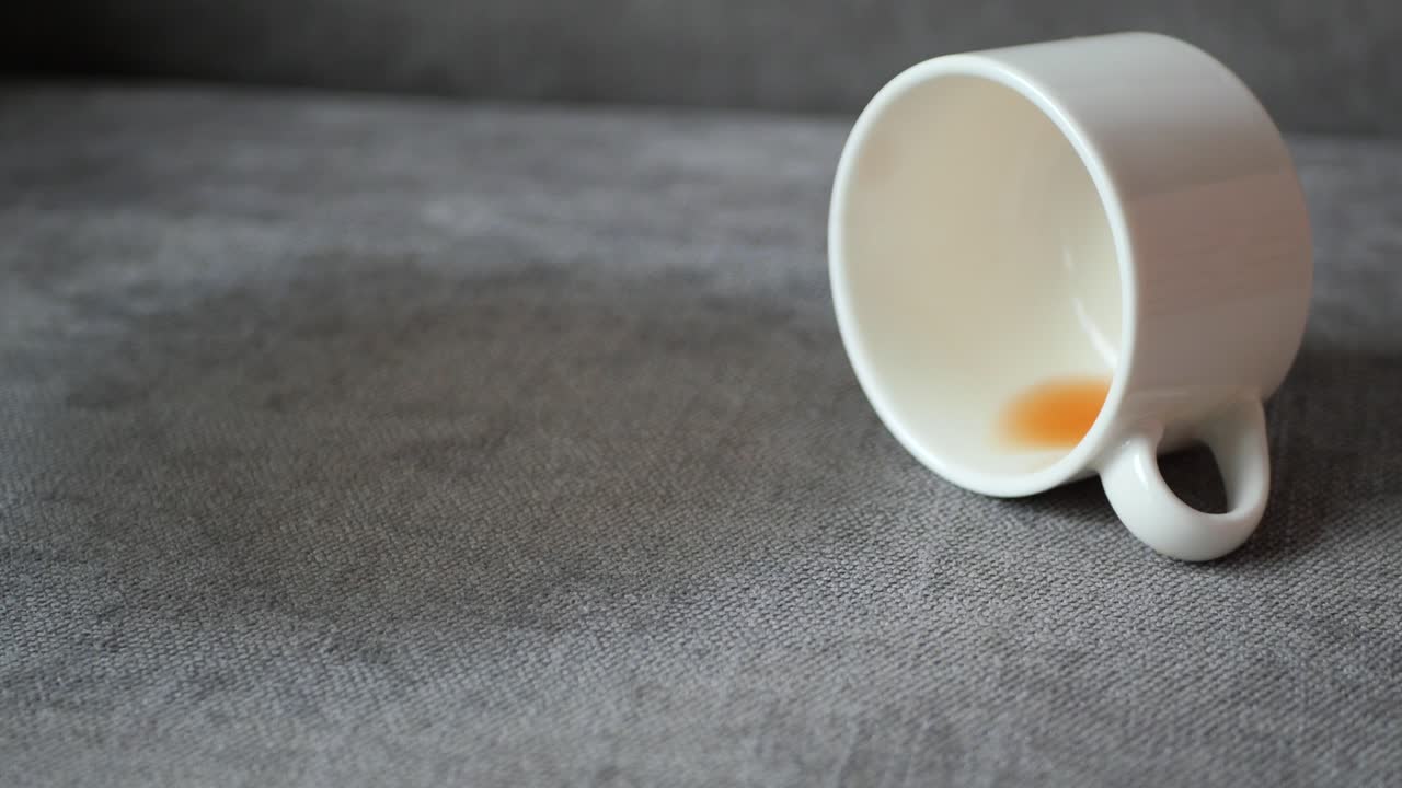 소파 위 에 있는 빈 커피 컵