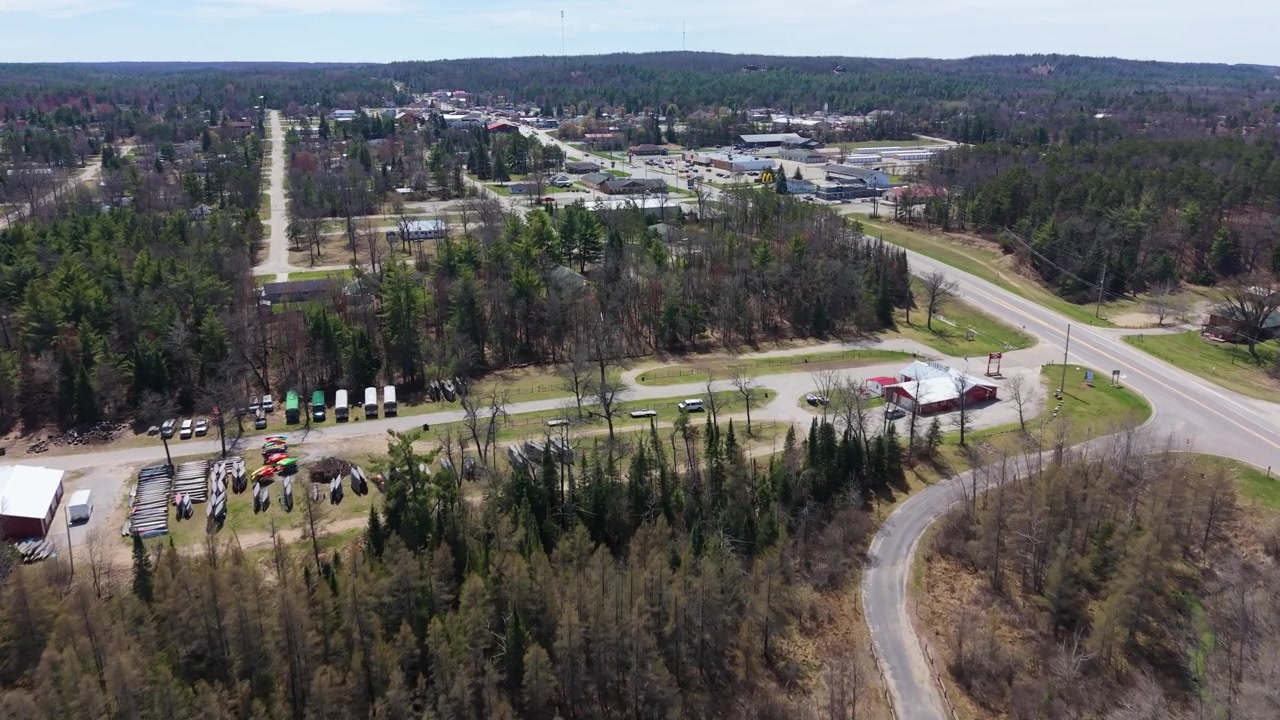 Drönarbild med avlägsen vy över centrala Mio, Michigan, i Oscoda County